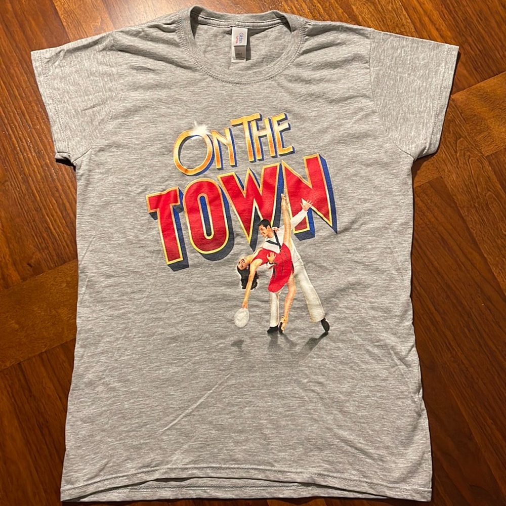 NEVER WORN ON THE TOWN *BROADWAY* LADIES' TEE - SIZE SMALL